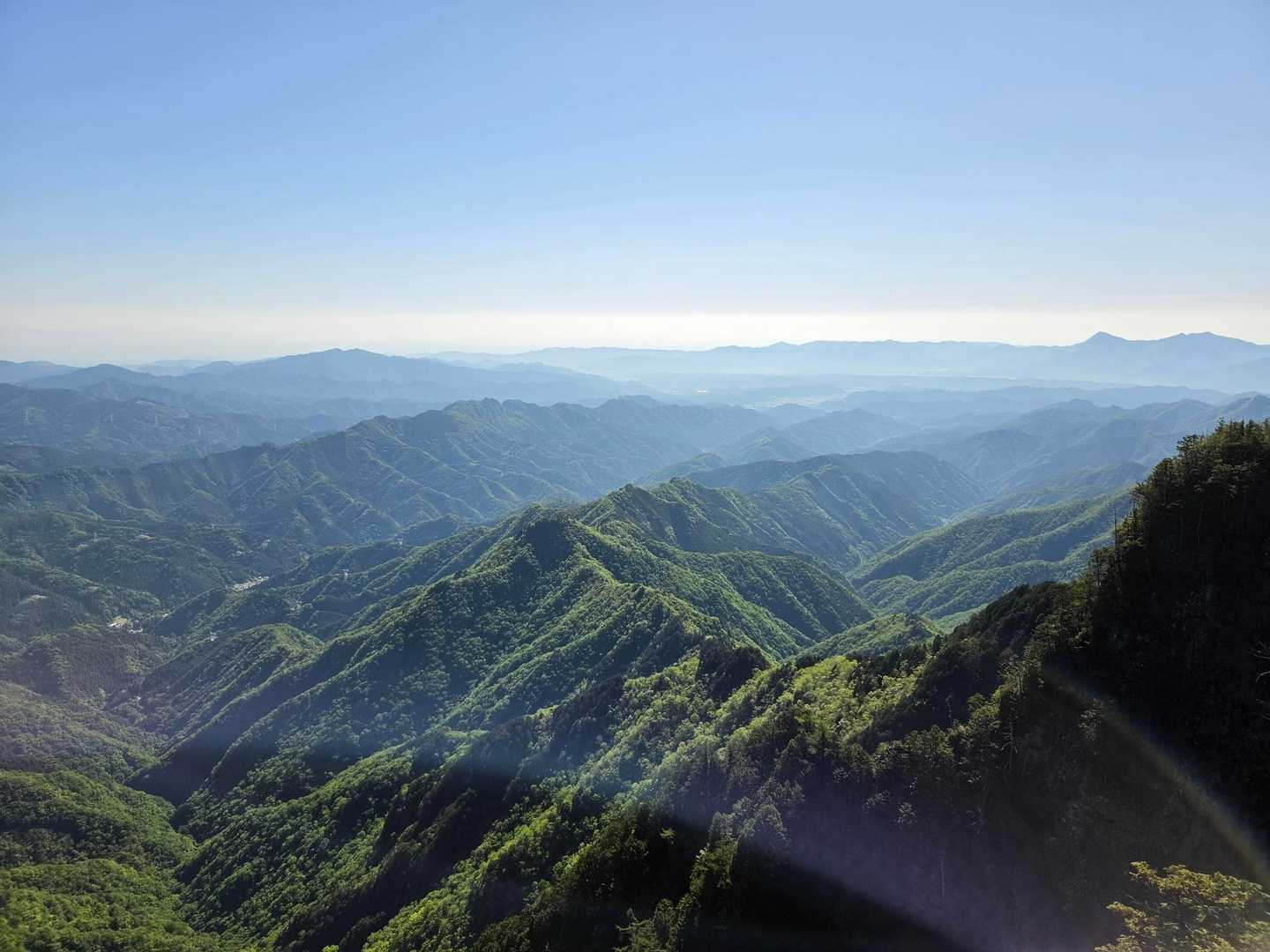 山が重なるように続く景色。どっちを見ても素晴らしいのです✨️奥右端の武甲山が尖ってますね😀