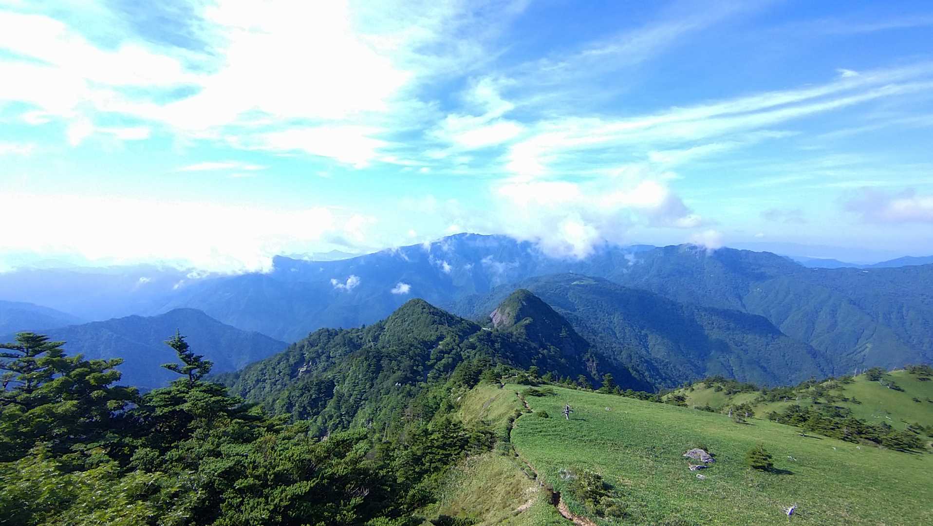 登ってきた道もキレイに見えます