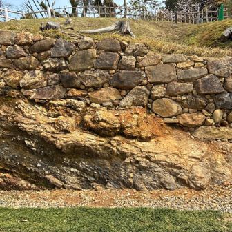 岩の上に石が積み上げてあります　こんな石垣初めて見ました　何積みっていうんでしょう？