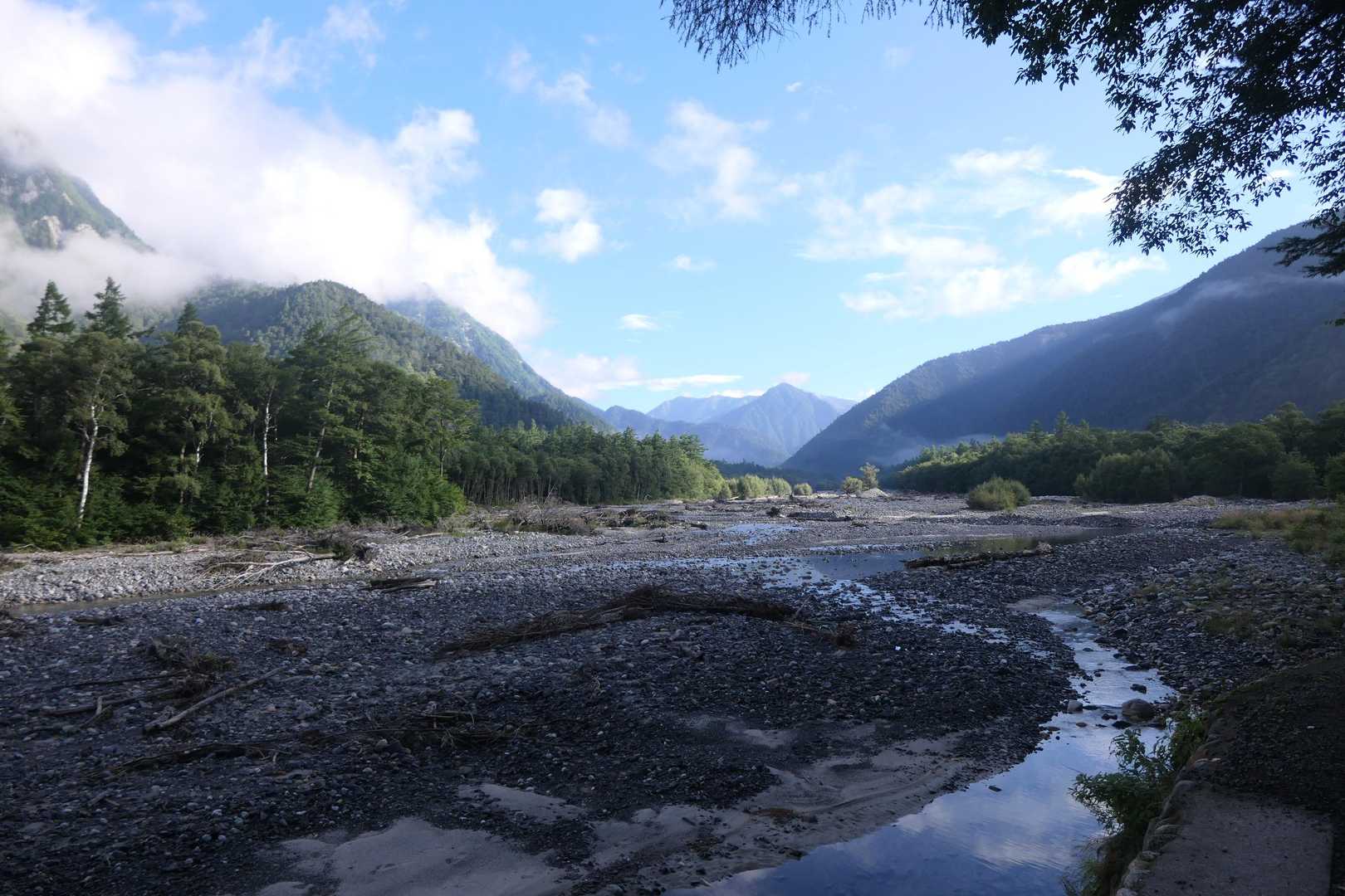 梓川の向こうに山が見えてきました。