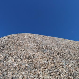 この天狗岩に参る