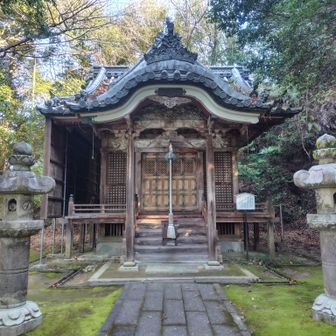 お堂左側から出てきました