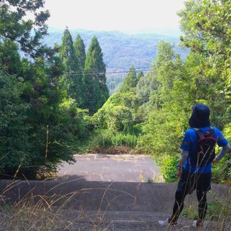 肉眼では岡山市街地、遠くの光南台アルプス、薄っすらですが見えてました。写真では真っ白。
そろそろ下山しよ。