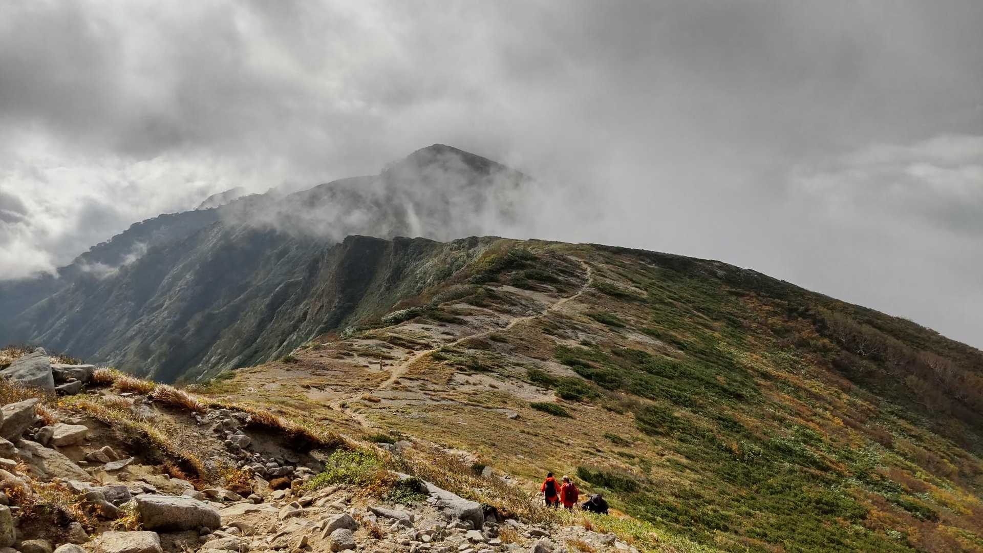 下山道が伸びてる