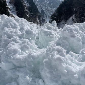 やはりインパクトが大きい、滝谷のデブリ。