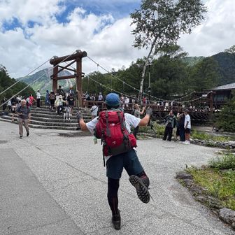 ほぼ観光者の河童橋でゴールポーズ。

感謝と反省
10年以上登山し初の経験と次回以降の反省🥺
今回初日の急登で水をかなり消費。先に小屋も水場もなく不足の危険を感じ、通り過ぎたMノさんに烏龍茶を頂いた。
結果的に飲まなかったが安心度ははかりしれず。⛺️泊で訊ねたが見つけられませんでした。この場を借りて、ありがとうございました😌