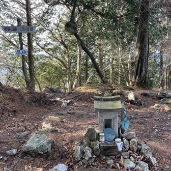 石裂山から登り返し😓
ひっそりとした山頂、月山（がっさん）
無事に今年最後の山納めとなりました。
ありがとうございました♪