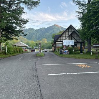 　キャンプ場や牧場の中を通らせていただきます。多分全体が国有林の貸地で、既存の通行権が尊重される契約なのではと思います。
　推測だけど！
