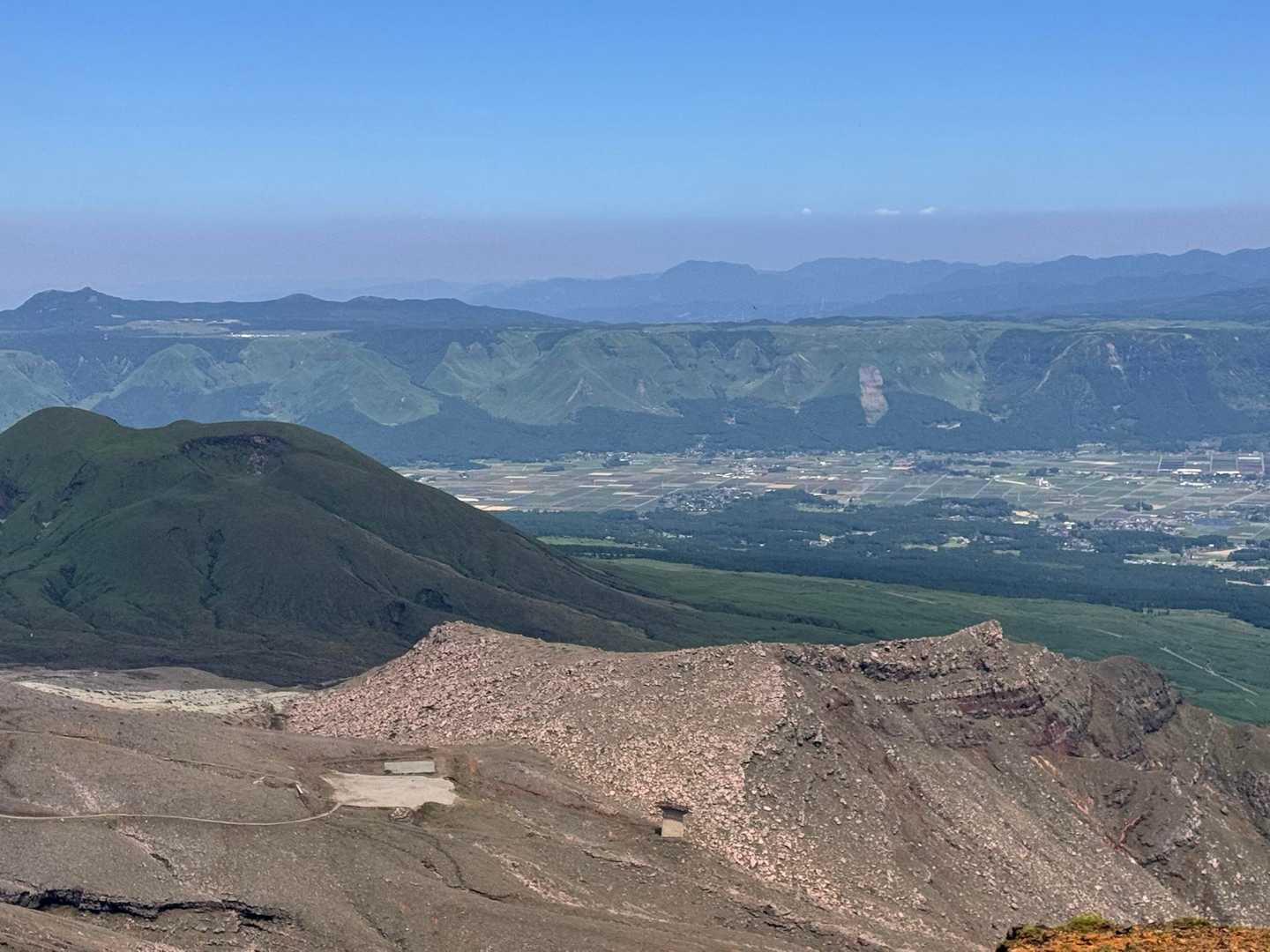 今から、高岳に行きます

眼下に見えるのは、

昔ローブウェイがあった時の支柱が、残ってる

もしローブウェイがあったら簡単に来れるね😆

