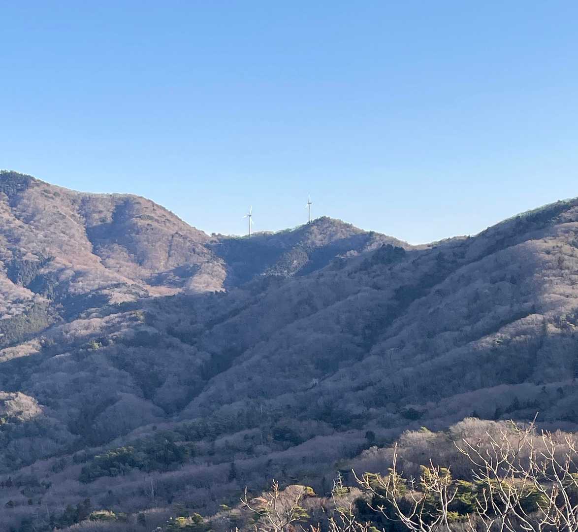 風力発電と、縦走した山々。