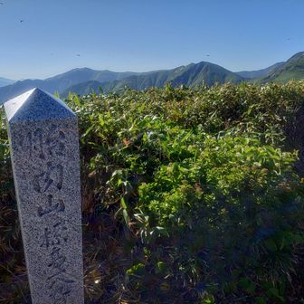少し高度は下がるけれどまだまだ存在感のある山が連なる