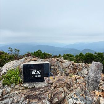 登頂
今回で5回目（夏2回、冬3回）
あいにくの曇りで霞んでいて、遠くの眺望はない