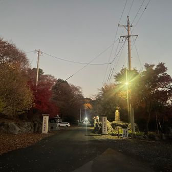 ここが山頂ですが日の出に間に合いそうなので本堂へ向かいます