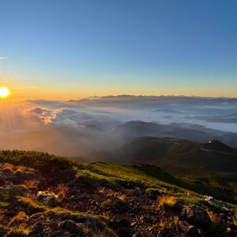 朝焼けに照らされた登山道を登ります。
これはこれで贅沢です