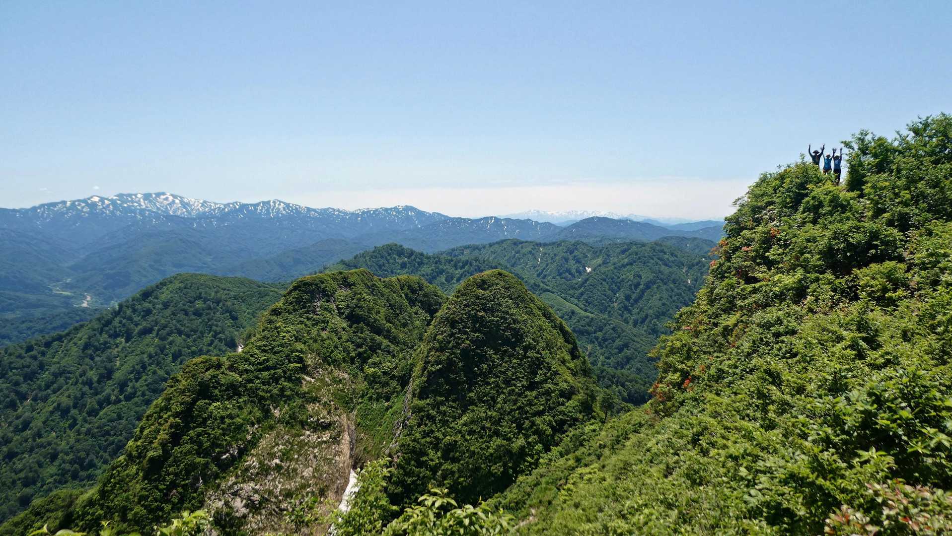 　摩耶三峰と以東岳と飯豊連峰の構図を、人物を入れ込んで撮りたかったので、越沢口から登っていらっしゃったSilver Powerあふれる御三方にモデルをお願いしたところ、快く引き受けてくださった。感謝。お相手のスマホを借り受けて、同じ構図で撮ってさしあげたのは云うまでもない。
　みなさんと少しばかりお喋りして、いざ下山。KNSは続いているが、帰らねば。秋にまた来ようっと。