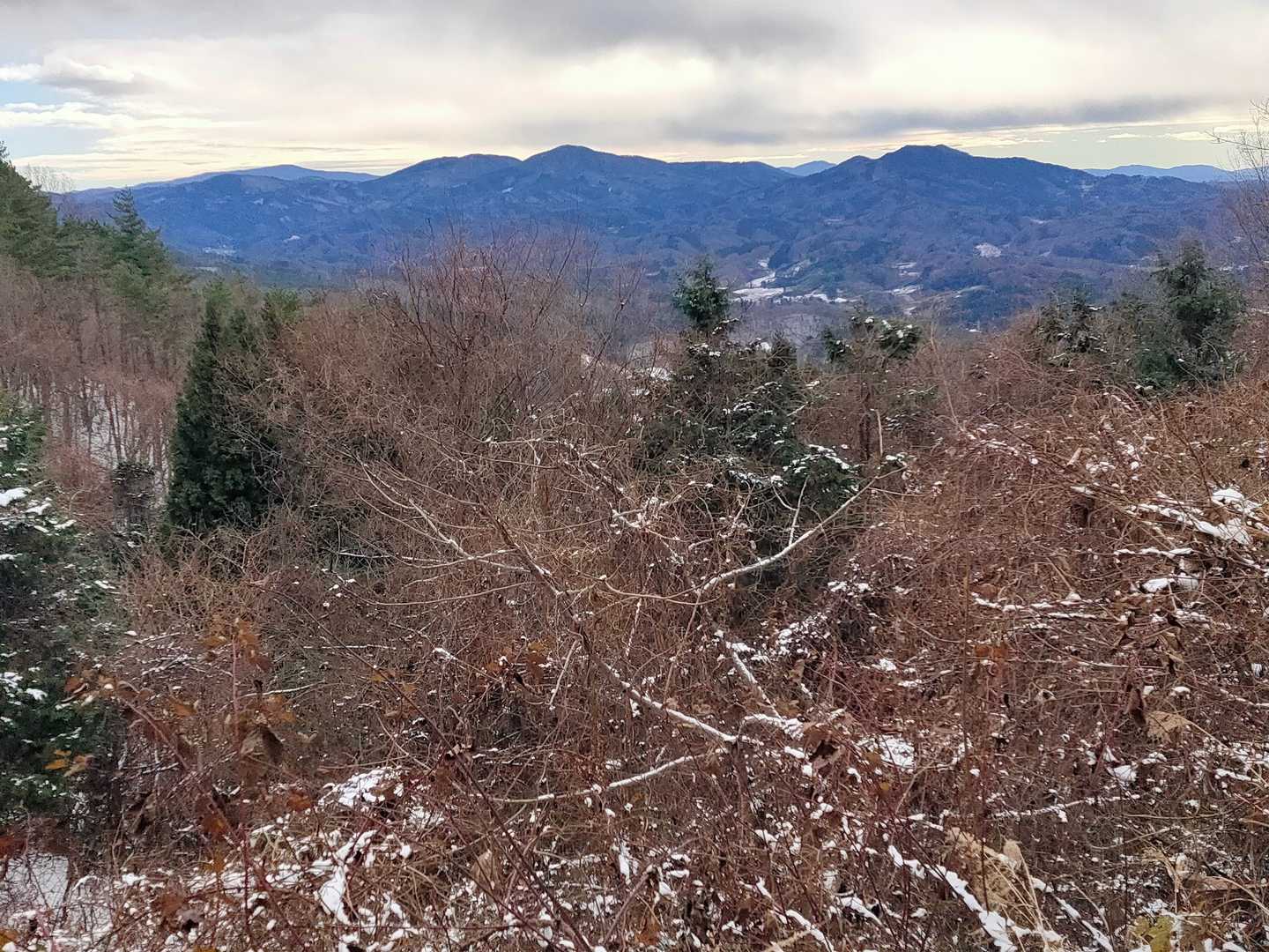 左には日山