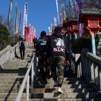 成田山への階段。160段くらいあった。
