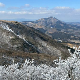 上泉水山の標識裏の岩から涌蓋山⛰️
左の崩れてる山が大崩ノ辻⛰️