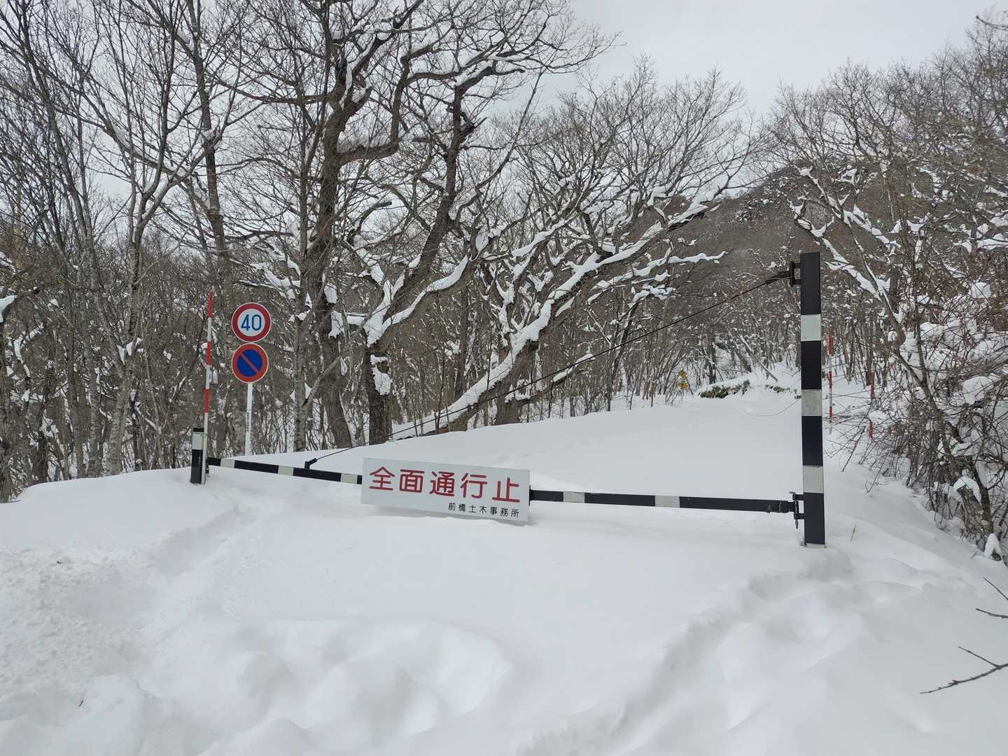 冬の赤城山はお手軽雪山登山のメッカであり、平日にも関わらず黒檜山を目指す登山客が多い。あんまり混雑してるのも嫌だから外輪山を歩こうと思い、雪の積もる舗装路を歩き登山口を目指す。