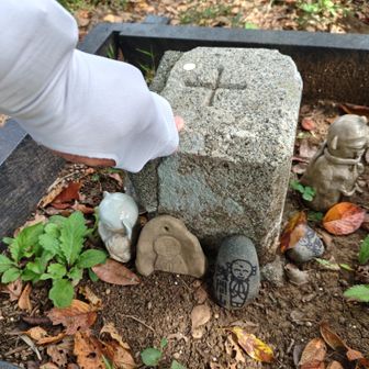浅間山の三角点にタッチ
一等三角点だそう
あれ？見慣れたお地蔵さんがある