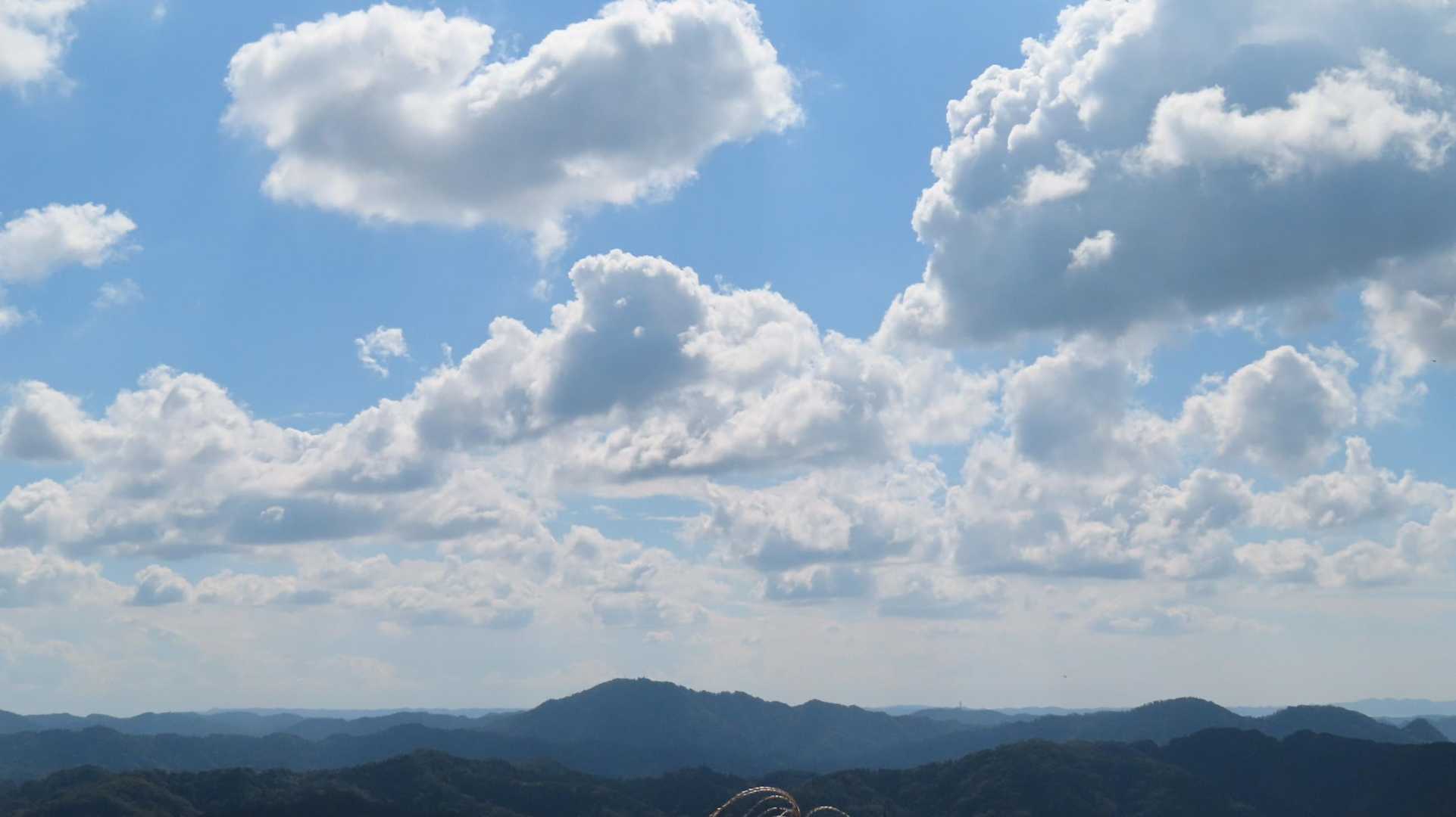 （山）に座り、パノラマ富山
高原のようなの爽やかな空気。
暑さは熱風では無く太陽光線でジリジリ感じる高山的感覚。