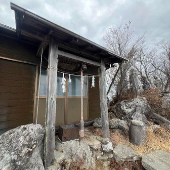 相馬山山頂は黒髪山神社があります
なので山頂標識はありませんでした