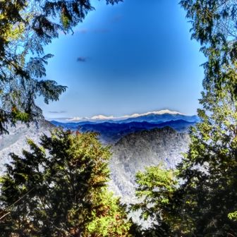 案内板を見ると左端が槍ヶ岳、右端が乗鞍岳だそうです。
槍ヶ岳も見えています。