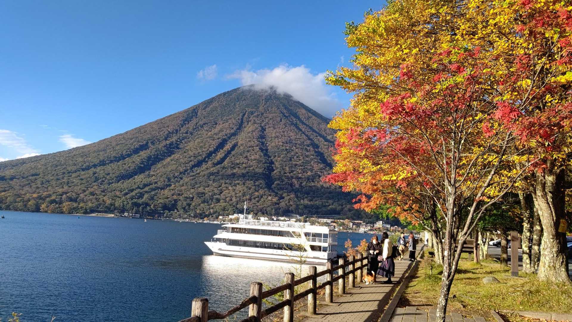 天気は下り坂。男体山に雲が