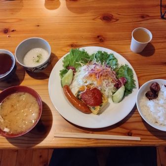 大天荘の朝食です。ご飯味噌汁、梅干しもおかわり自由です。