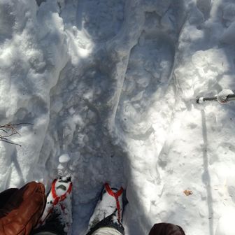 アイゼンに履き替えて登る