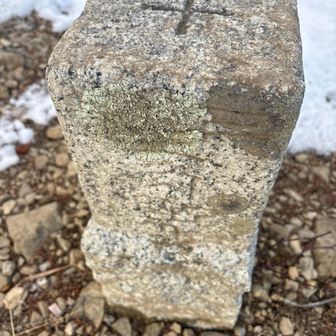 三等三角点です。
この後、履いていたチェンスパの片方をどこかに落としてしまって、1 kmぐらい引き返して捜索しました。
見つかって良かったです♪
買うと高いので…