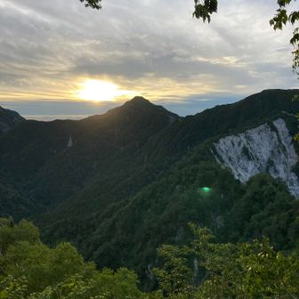 北葛岳？から朝日が昇ります
