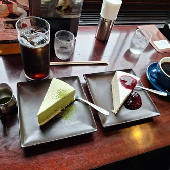 五千尺ホテルのレアチーズケーキとレアチーズケーキ抹茶Edition。
