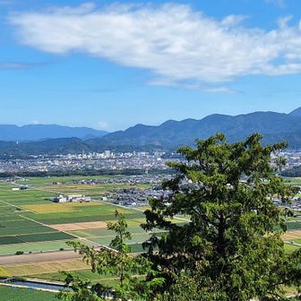 左に伊吹山　右に霊仙山が見えます。