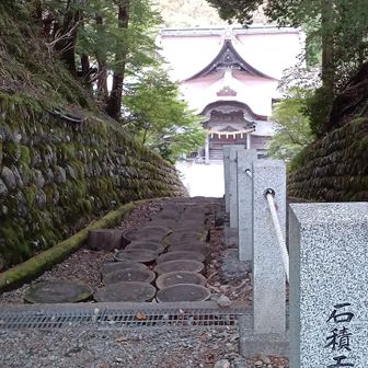 眺望ポイントから敬慎院に向かう、丸太の階段。