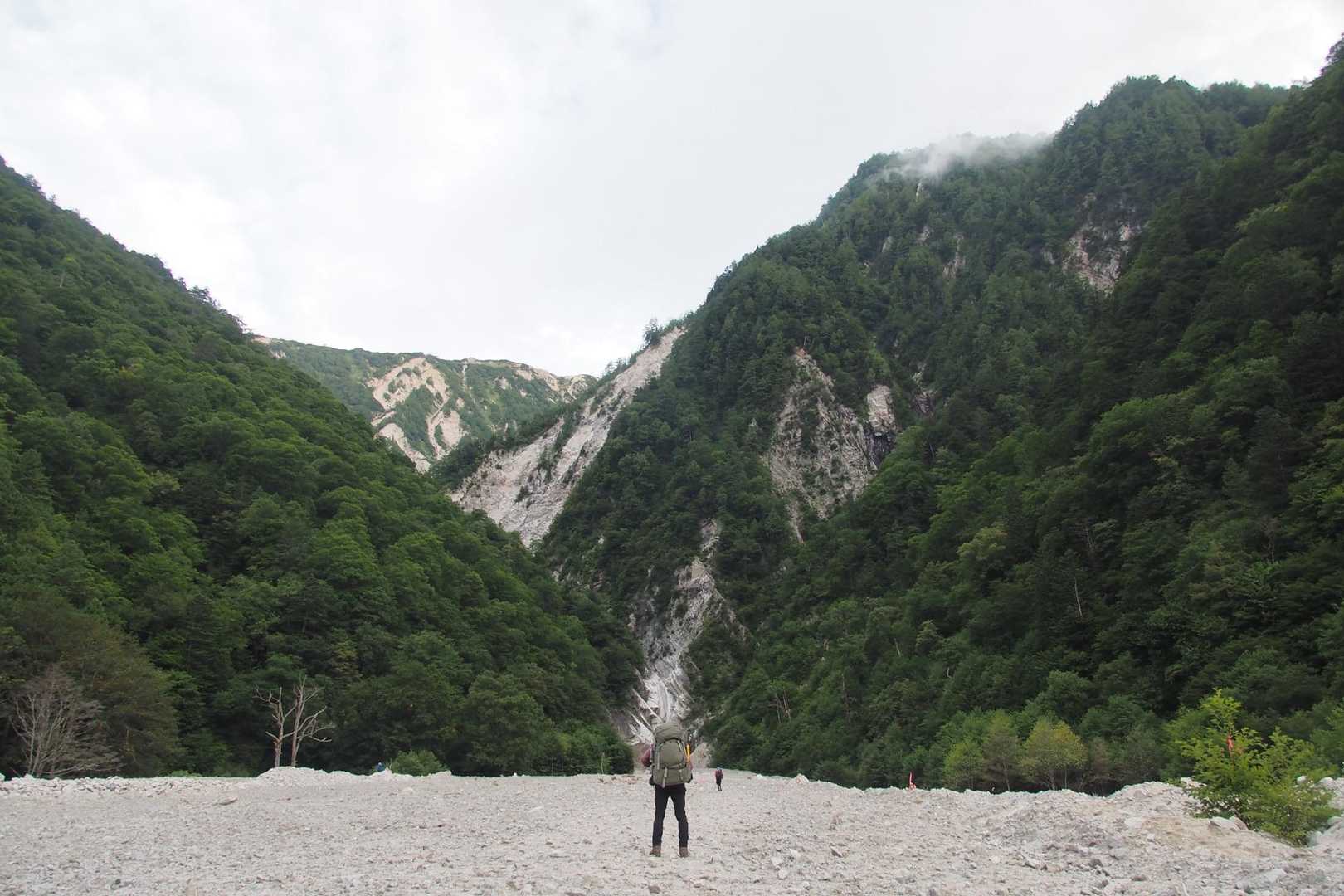 濁沢。砂に覆われていきます
ここから見ると稜線まで遠くないんやけど。
