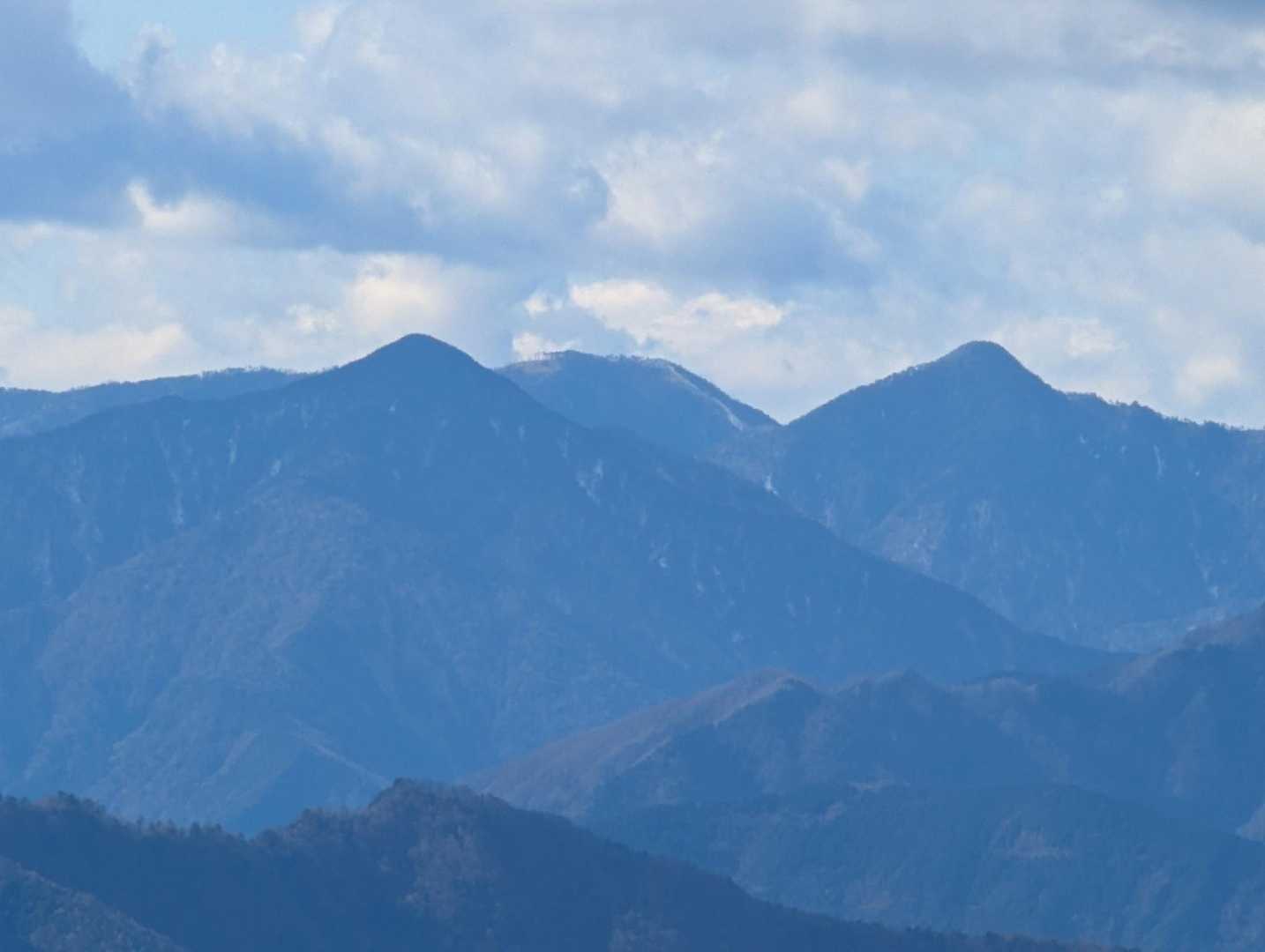 右から黒法師岳、丸盆岳、前黒法師岳