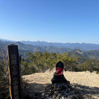 百間ぐら、お天気も良くて最高の眺め✨
雲取越えといえば、ここの写真がでてくるビュースポットです。
案内看板🪧にも「熊野三千六百峰の山並みが美しい」とある。
あぁ、これが見たかったのよ、大満足💕