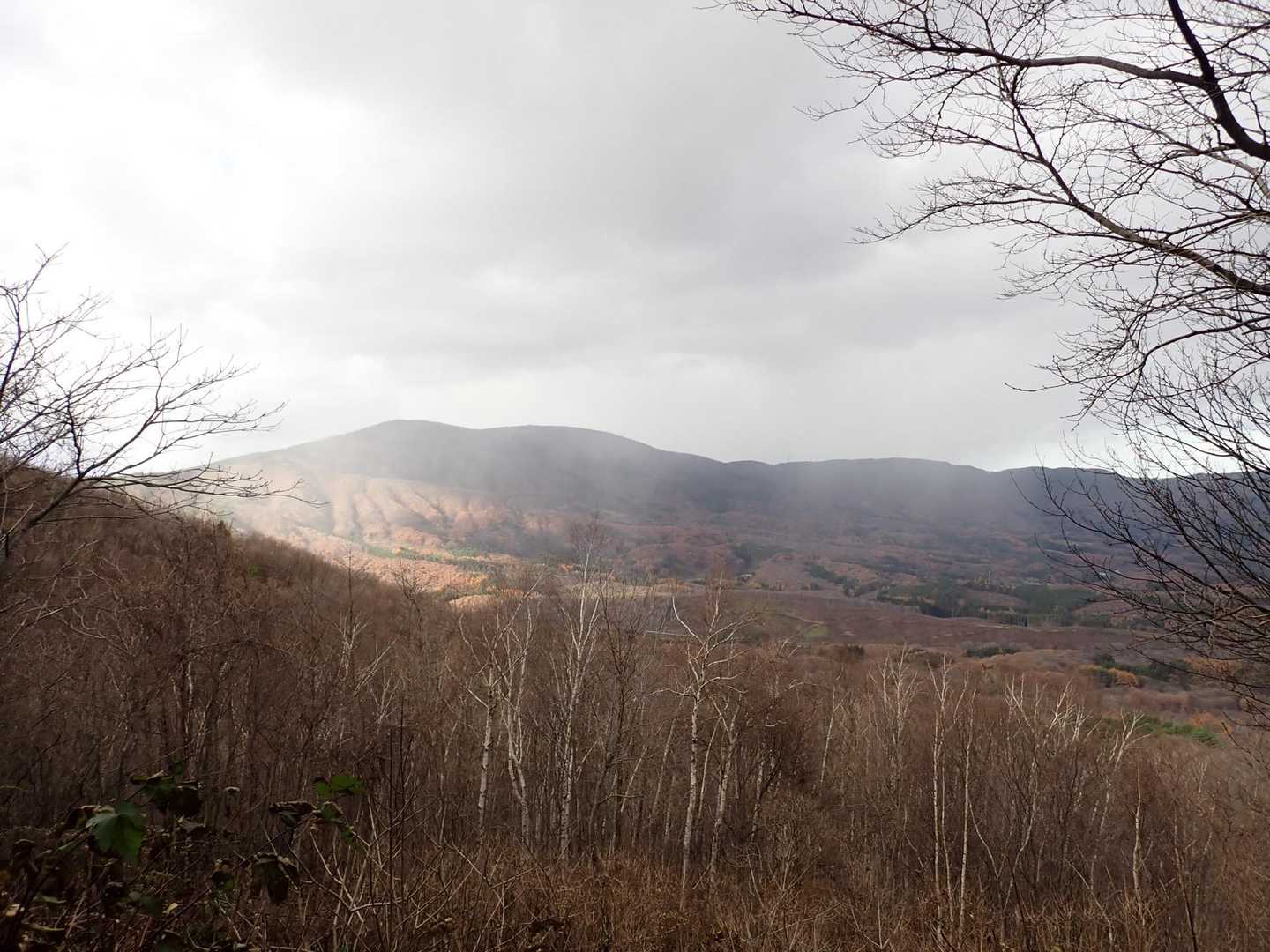 階上岳から怪しげな雲が流れてきます😅