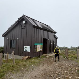 前回登った時に工事していた避難小屋&トイレ