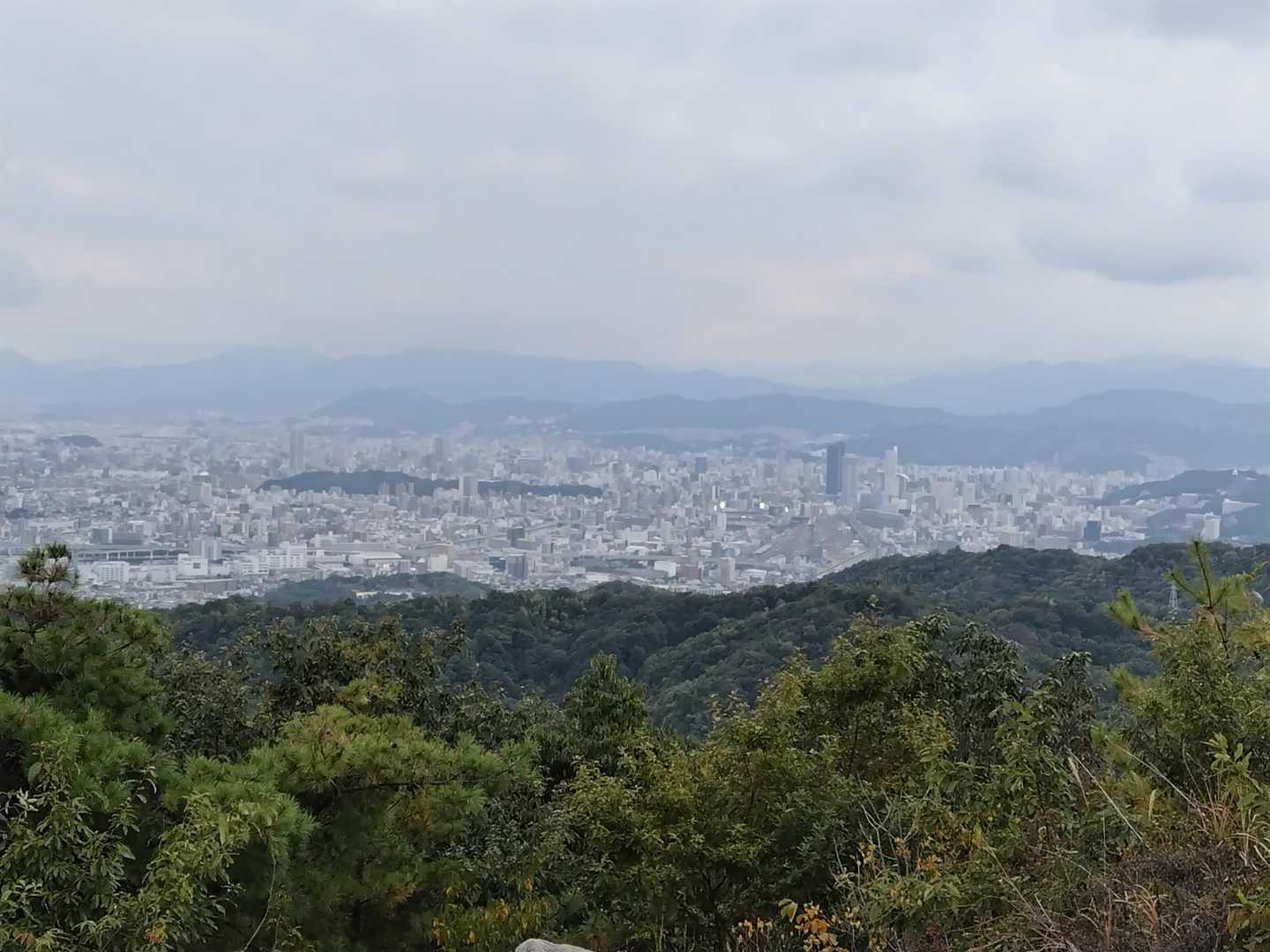 マツダスタジアムのみ煌々と光ってます。
この時点では同点。
どうなる〜！？