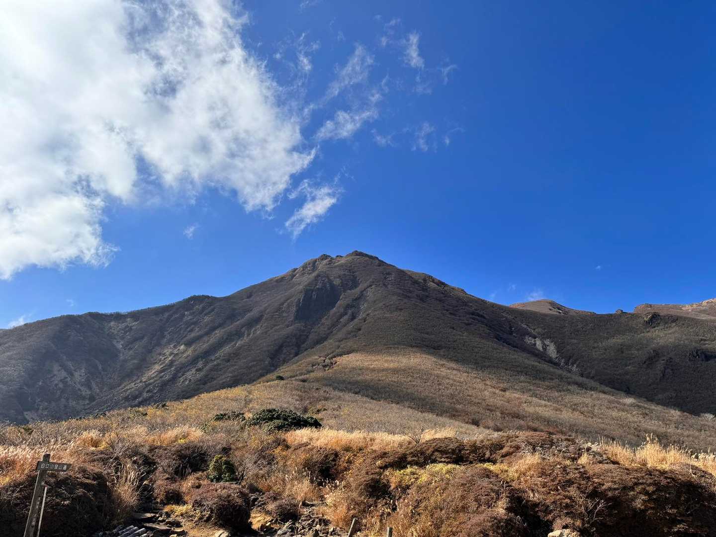 この山道から白口岳へと行くルートはかなりハードらしいが。。。
メンズ2人がスタスタ上がって行きました
さすがだなー