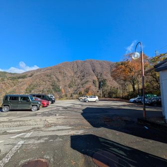 けっこう遅くから取付いている人もいた
黒龍ののれんの酒屋へ寄って、安くておいしいお酒はどれですか？と店の人に質問。高いのはうまくて当たり前。今回は里芋はバス