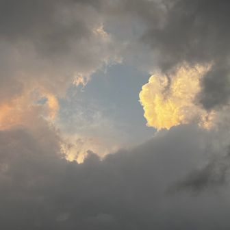 星生の小窓にあやかり、坊ガツルの小窓から青空がこにゃにゃちわ🟦