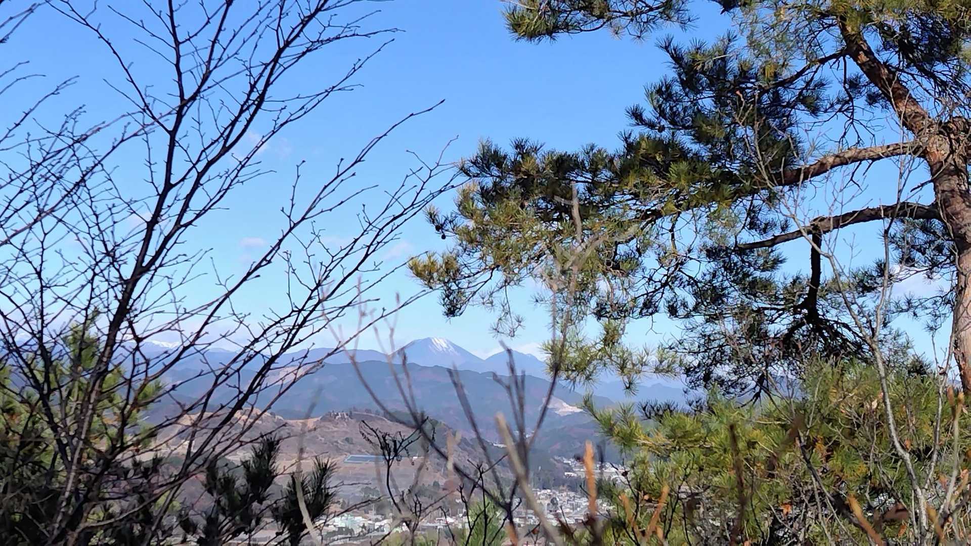私の大好き男体山が見えますよ😘
相変わらず格好いい
雪❄被ってまた素敵💕

背が低いとちょうどよく男体山みえるんだね~と言われ😤←相棒←
失礼な😤

自分は木々で…
かがまないと見えなかったので悔しかったんだ⤴️笑