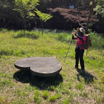 一生懸命撮影中の姿を盗撮されるの図②