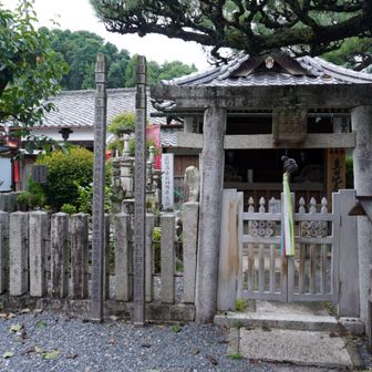 真田地主大権現 真田昌幸の墓
昌幸は、甲斐国の武田信玄の家臣となり信濃先方衆となった地方領主真田氏の出身で、真田幸綱の三男。信玄・勝頼の2代に仕え、武田氏滅亡後に自立。織田信長の軍門に降り、滝川一益の与力となったが、本能寺の変後に再び自立し、近隣の北条氏や徳川氏、上杉氏との折衝を経て、豊臣政権下において所領を安堵された。上田合戦で2度にわたって徳川軍を撃退したことで、徳川家康を大いに恐れさせた逸話で知られるが、関ヶ原の戦いで西軍についたために改易された
関ヶ原の戦後処理において、徳川家康より昌幸・信繁父子には上田領没収と死罪が下されたが、東軍に属した長男の信幸とその舅である本多忠勝の助命嘆願で助命され、高野山への蟄居が決められ、この地で最後を迎えた