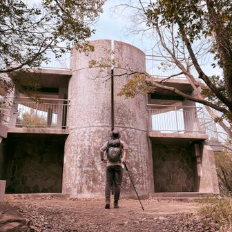 石清尾山の頂にある展望台の傷み方が遺跡のようで美しかった
ポスターになりそうな色味の写真で撮影できたかな