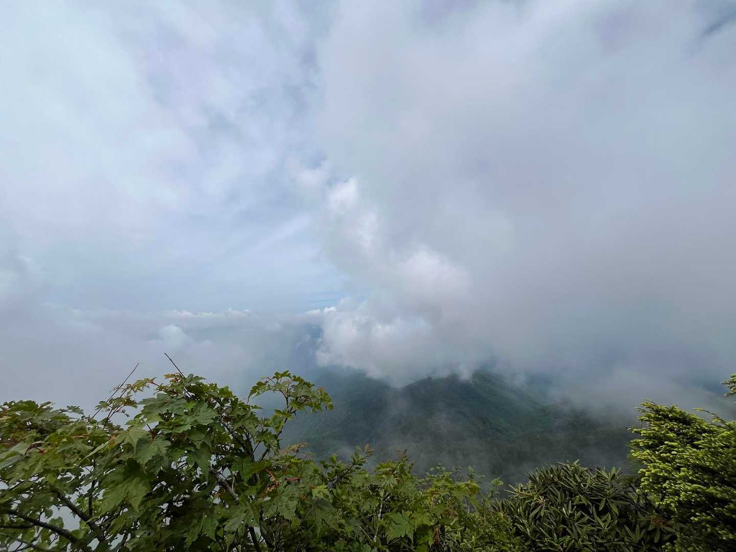 展望が良いところに出てきた

剣ヶ峰は雲の中☁️