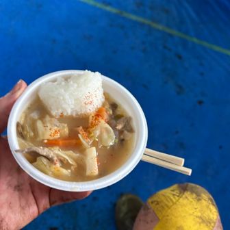 豚汁インハーフおにぎり。
時間押したのでライトの準備諸々10分程度にして出発。
ただここで足のケアめんどくさがらずにやっとくべきだった。